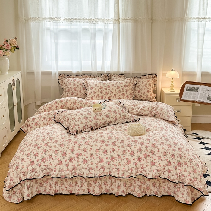 91家纺网 家纺一手货源 找家纺 梦可莱家居 2025秋冬新款法式小黑边木棉云感皱皱纱四件套床盖款 小黑边-玫瑰花园