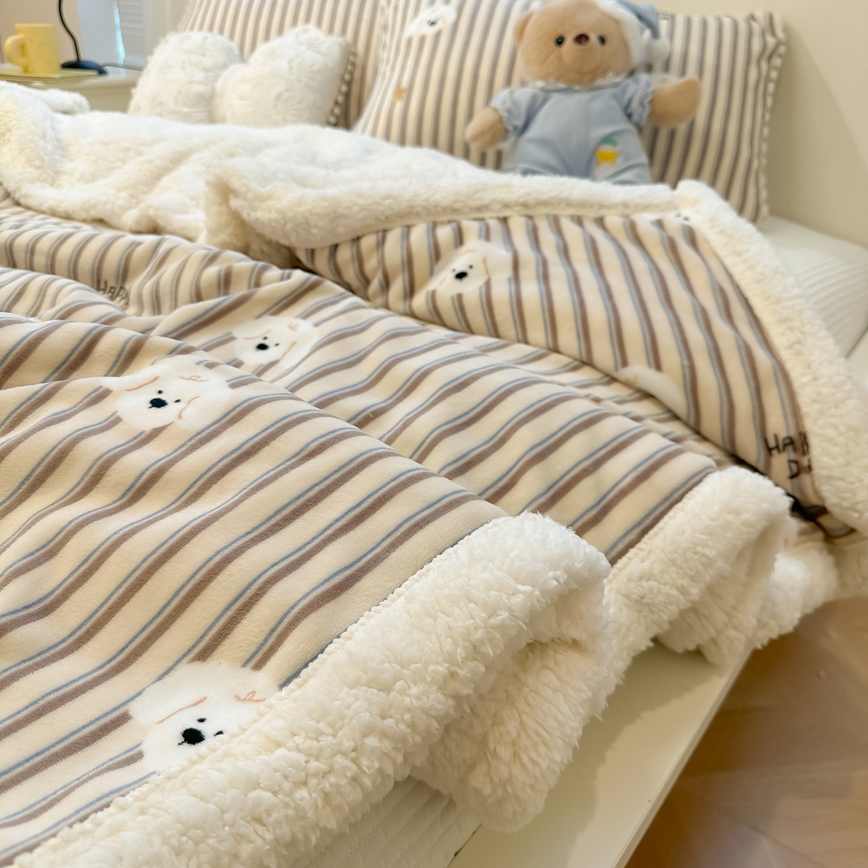 91家纺网 家纺一手货源 找家纺 盼季家纺 2025新款日韩奶油风羊羔绒+牛奶绒可爱卡通毛毯沙发毯盖毯 羊羔绒毛毯-竖条小狗
