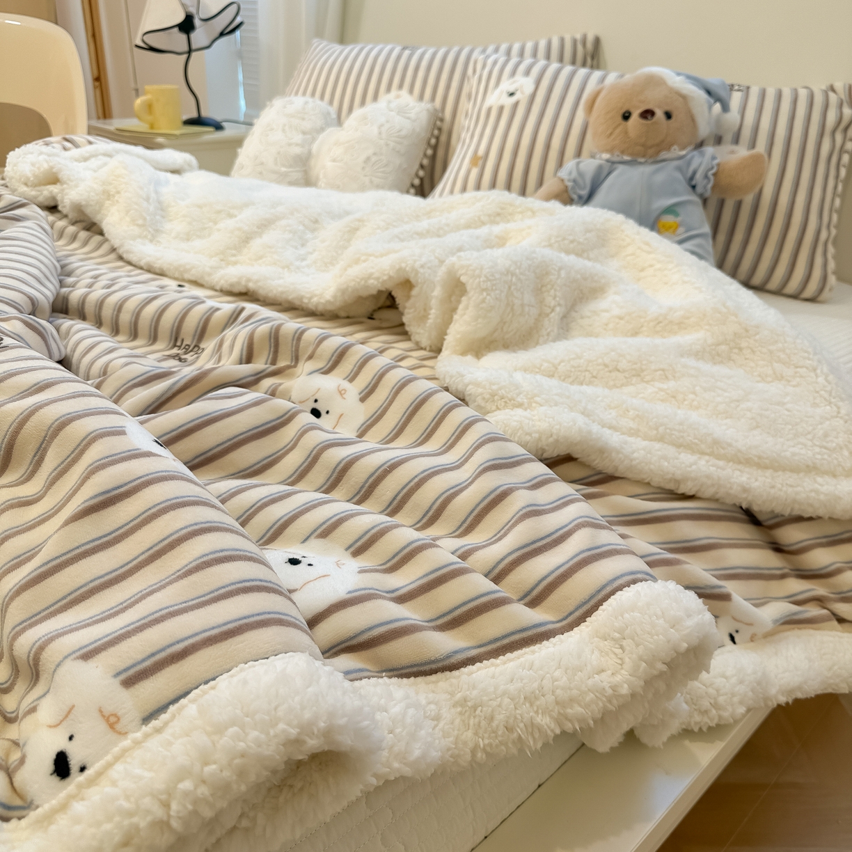 91家纺网 家纺一手货源 找家纺 盼季家纺 2025新款日韩奶油风羊羔绒+牛奶绒可爱卡通毛毯沙发毯盖毯 羊羔绒毛毯-竖条小狗