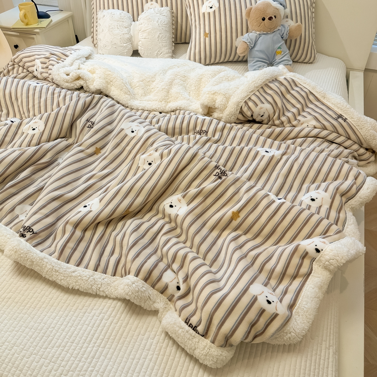 91家纺网 家纺一手货源 找家纺 盼季家纺 2025新款日韩奶油风羊羔绒+牛奶绒可爱卡通毛毯沙发毯盖毯 羊羔绒毛毯-竖条小狗