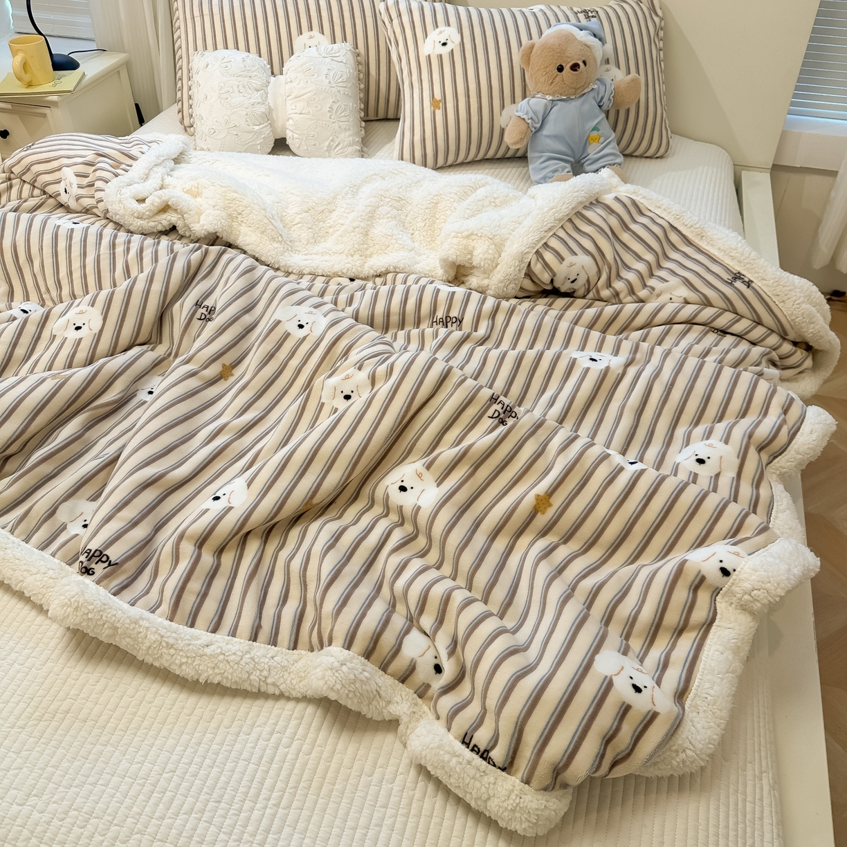 91家纺网 家纺一手货源 找家纺 盼季家纺 2025新款日韩奶油风羊羔绒+牛奶绒可爱卡通毛毯沙发毯盖毯 羊羔绒毛毯-竖条小狗