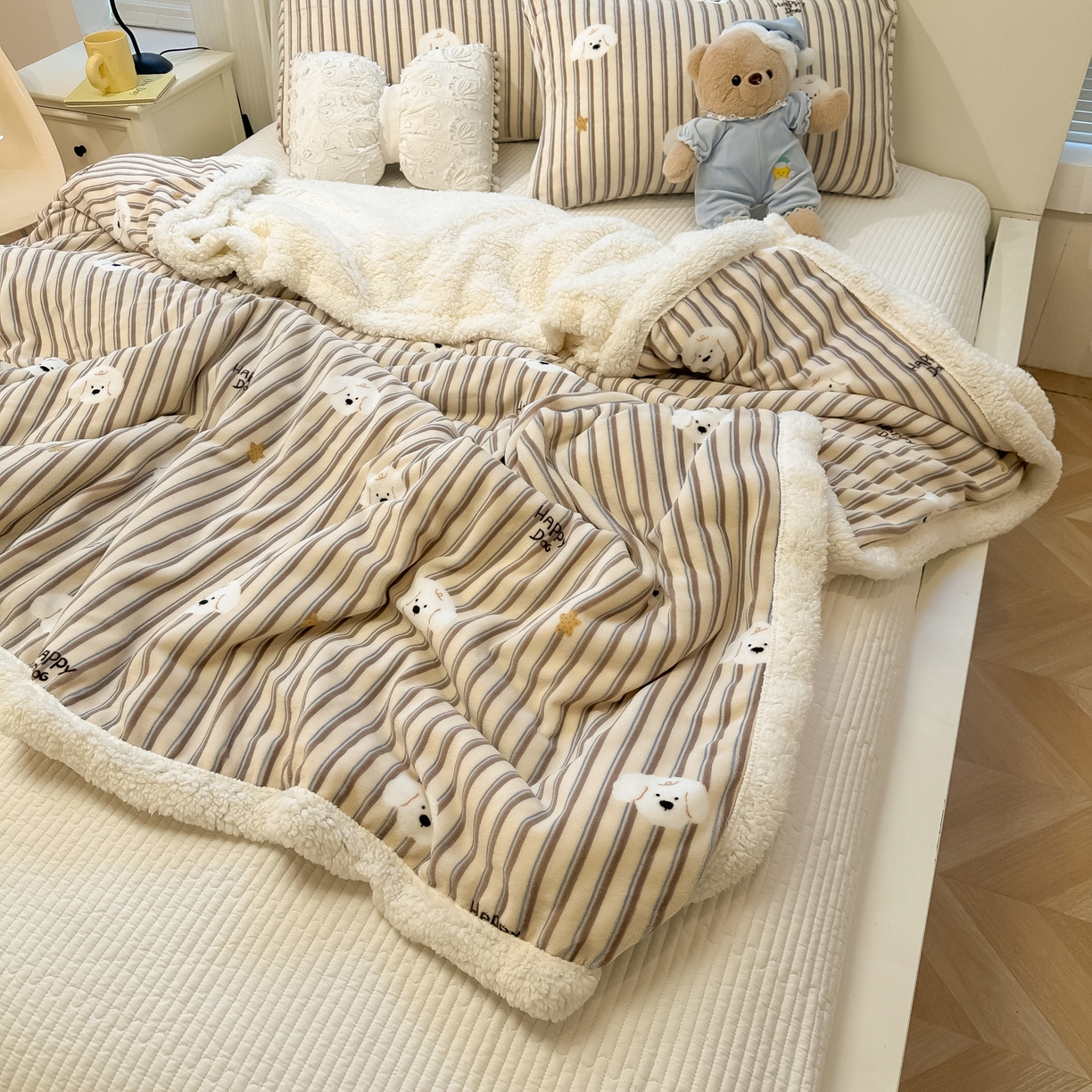 91家纺网 家纺一手货源 找家纺 盼季家纺 2025新款日韩奶油风羊羔绒+牛奶绒可爱卡通毛毯沙发毯盖毯 羊羔绒毛毯-竖条小狗