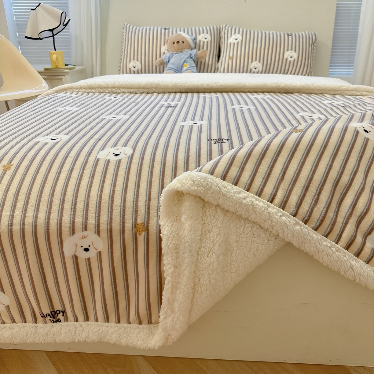 91家纺网 家纺一手货源 找家纺 盼季家纺 2025新款日韩奶油风羊羔绒+牛奶绒可爱卡通毛毯沙发毯盖毯 羊羔绒毛毯-竖条小狗