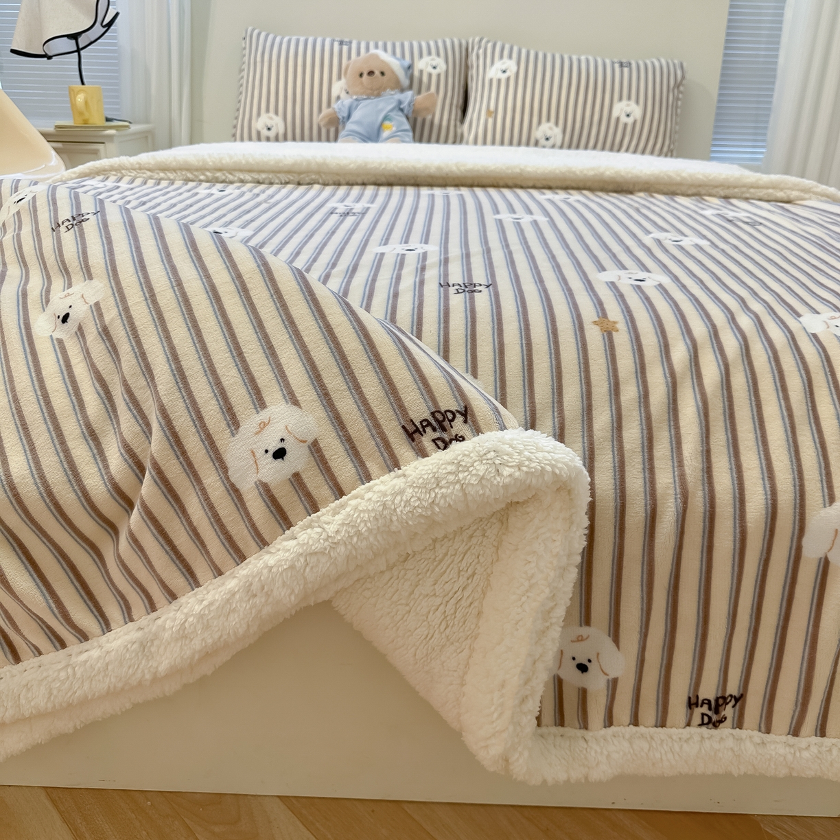 91家纺网 家纺一手货源 找家纺 盼季家纺 2025新款日韩奶油风羊羔绒+牛奶绒可爱卡通毛毯沙发毯盖毯 羊羔绒毛毯-竖条小狗