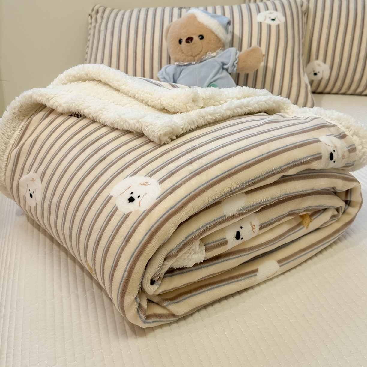 91家纺网 家纺一手货源 找家纺 盼季家纺 2025新款日韩奶油风羊羔绒+牛奶绒可爱卡通毛毯沙发毯盖毯 羊羔绒毛毯-竖条小狗