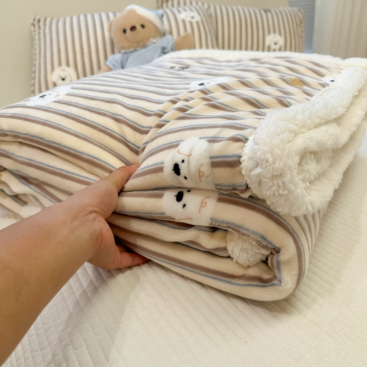 91家纺网 家纺一手货源 找家纺 盼季家纺 2025新款日韩奶油风羊羔绒+牛奶绒可爱卡通毛毯沙发毯盖毯 羊羔绒毛毯-竖条小狗