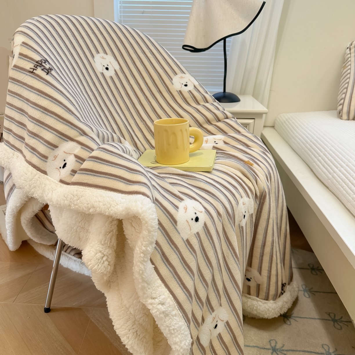 91家纺网 家纺一手货源 找家纺 盼季家纺 2025新款日韩奶油风羊羔绒+牛奶绒可爱卡通毛毯沙发毯盖毯 羊羔绒毛毯-竖条小狗