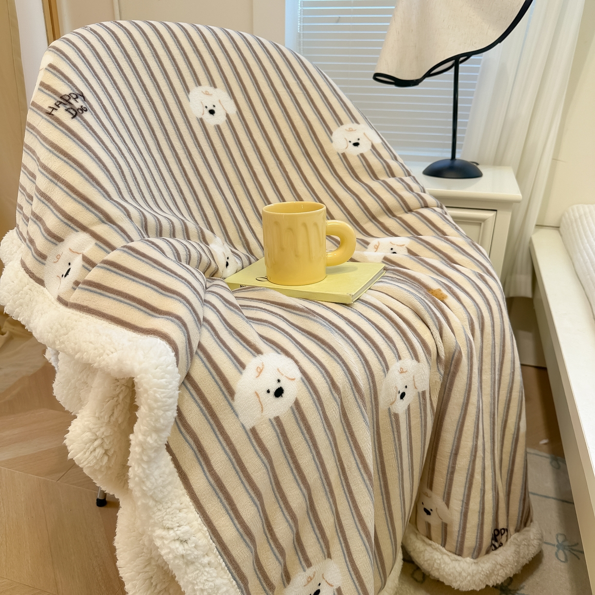 91家纺网 家纺一手货源 找家纺 盼季家纺 2025新款日韩奶油风羊羔绒+牛奶绒可爱卡通毛毯沙发毯盖毯 羊羔绒毛毯-竖条小狗