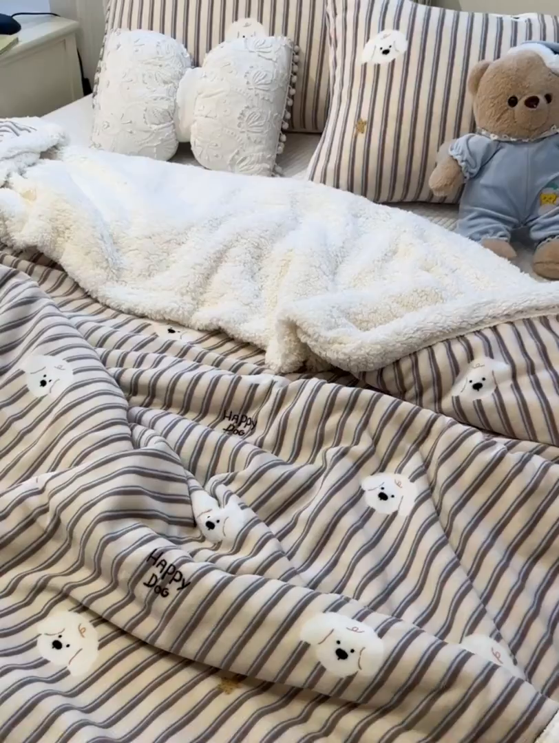 91家纺网 家纺一手货源 找家纺 盼季家纺 2025新款日韩奶油风羊羔绒+牛奶绒可爱卡通毛毯沙发毯盖毯 羊羔绒毛毯-竖条小狗