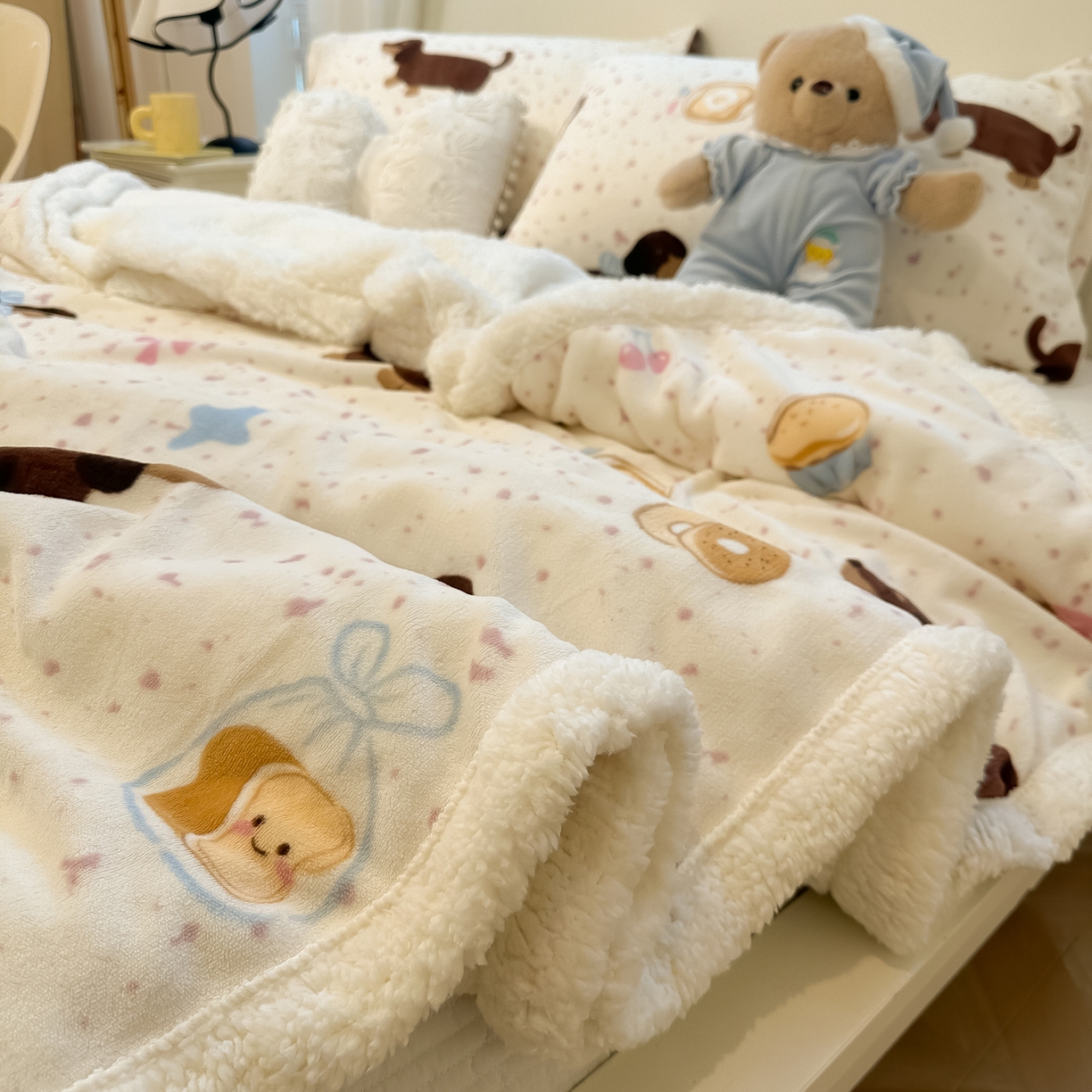 91家纺网 家纺一手货源 找家纺 盼季家纺 2025新款日韩奶油风羊羔绒+牛奶绒可爱卡通毛毯沙发毯盖毯 羊羔绒毛毯-丝带腊肠狗