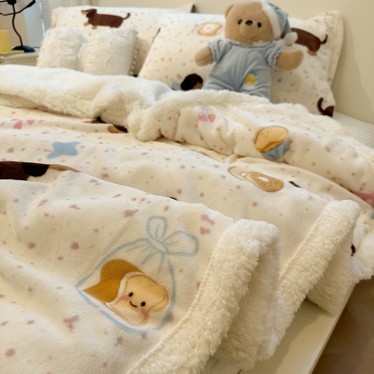 91家纺网 家纺一手货源 找家纺 盼季家纺 2025新款日韩奶油风羊羔绒+牛奶绒可爱卡通毛毯沙发毯盖毯 羊羔绒毛毯-丝带腊肠狗