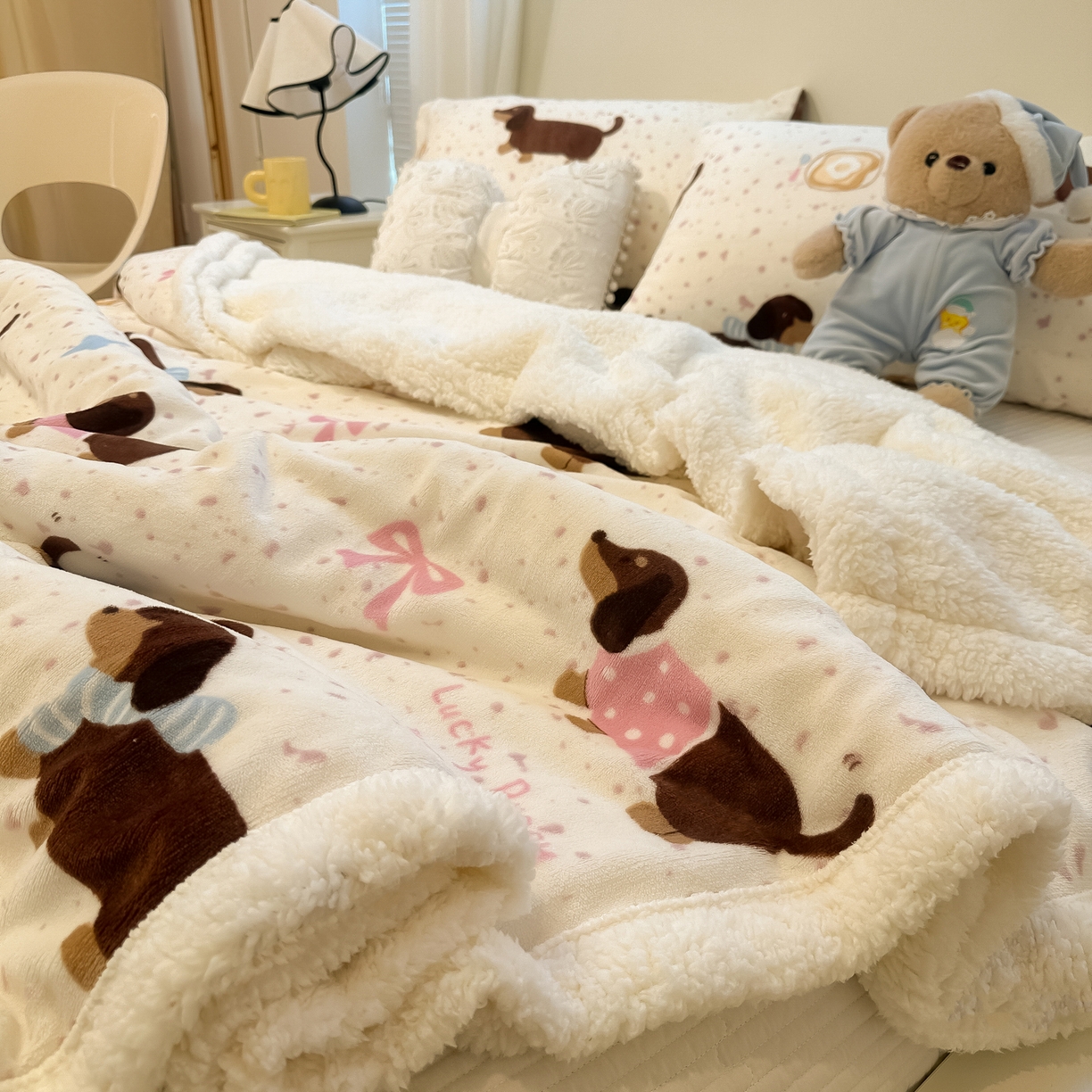 91家纺网 家纺一手货源 找家纺 盼季家纺 2025新款日韩奶油风羊羔绒+牛奶绒可爱卡通毛毯沙发毯盖毯 羊羔绒毛毯-丝带腊肠狗