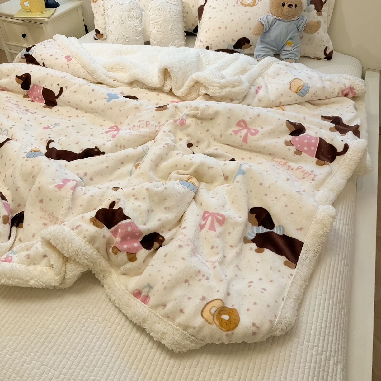 91家纺网 家纺一手货源 找家纺 盼季家纺 2025新款日韩奶油风羊羔绒+牛奶绒可爱卡通毛毯沙发毯盖毯 羊羔绒毛毯-丝带腊肠狗