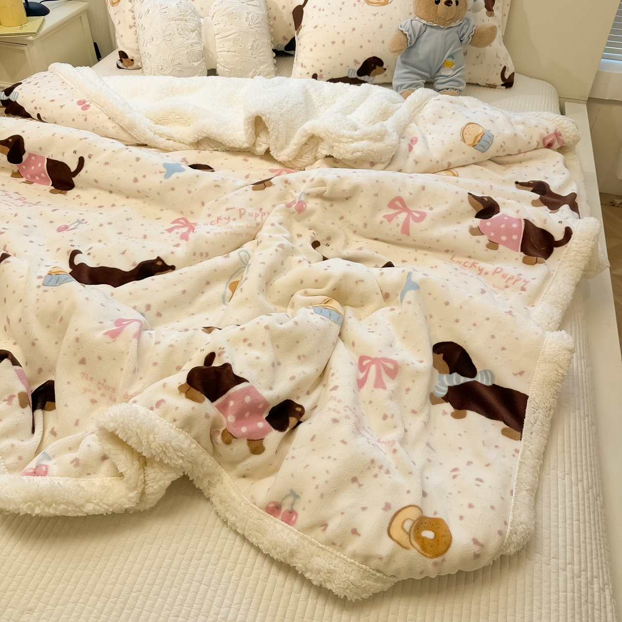 91家纺网 家纺一手货源 找家纺 盼季家纺 2025新款日韩奶油风羊羔绒+牛奶绒可爱卡通毛毯沙发毯盖毯 羊羔绒毛毯-丝带腊肠狗