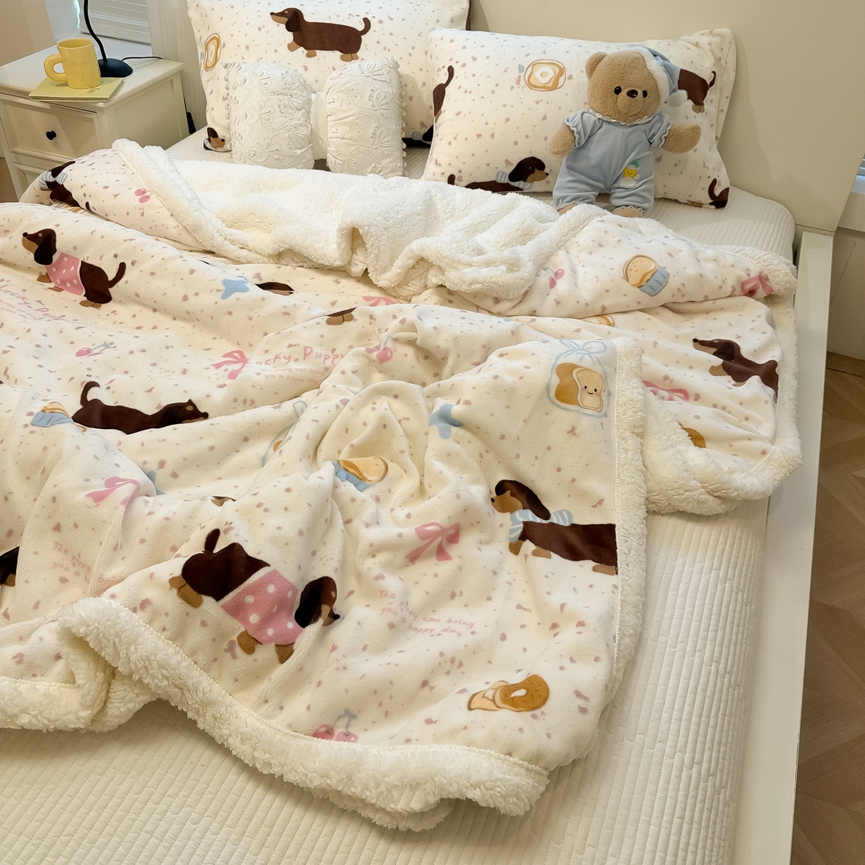 91家纺网 家纺一手货源 找家纺 盼季家纺 2025新款日韩奶油风羊羔绒+牛奶绒可爱卡通毛毯沙发毯盖毯 羊羔绒毛毯-丝带腊肠狗