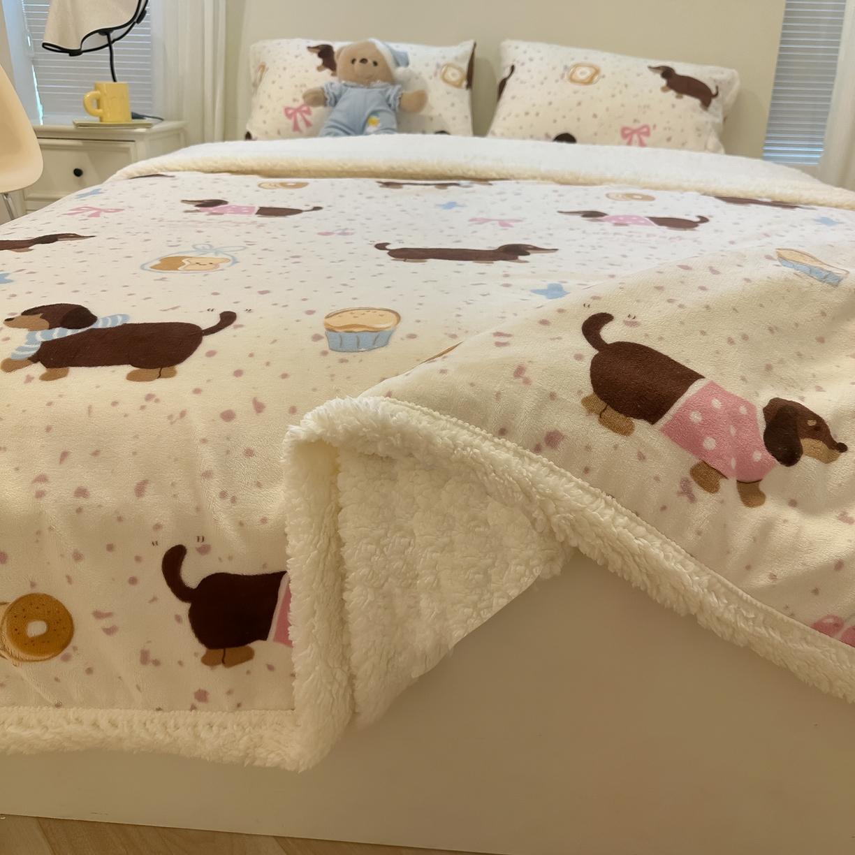 91家纺网 家纺一手货源 找家纺 盼季家纺 2025新款日韩奶油风羊羔绒+牛奶绒可爱卡通毛毯沙发毯盖毯 羊羔绒毛毯-丝带腊肠狗