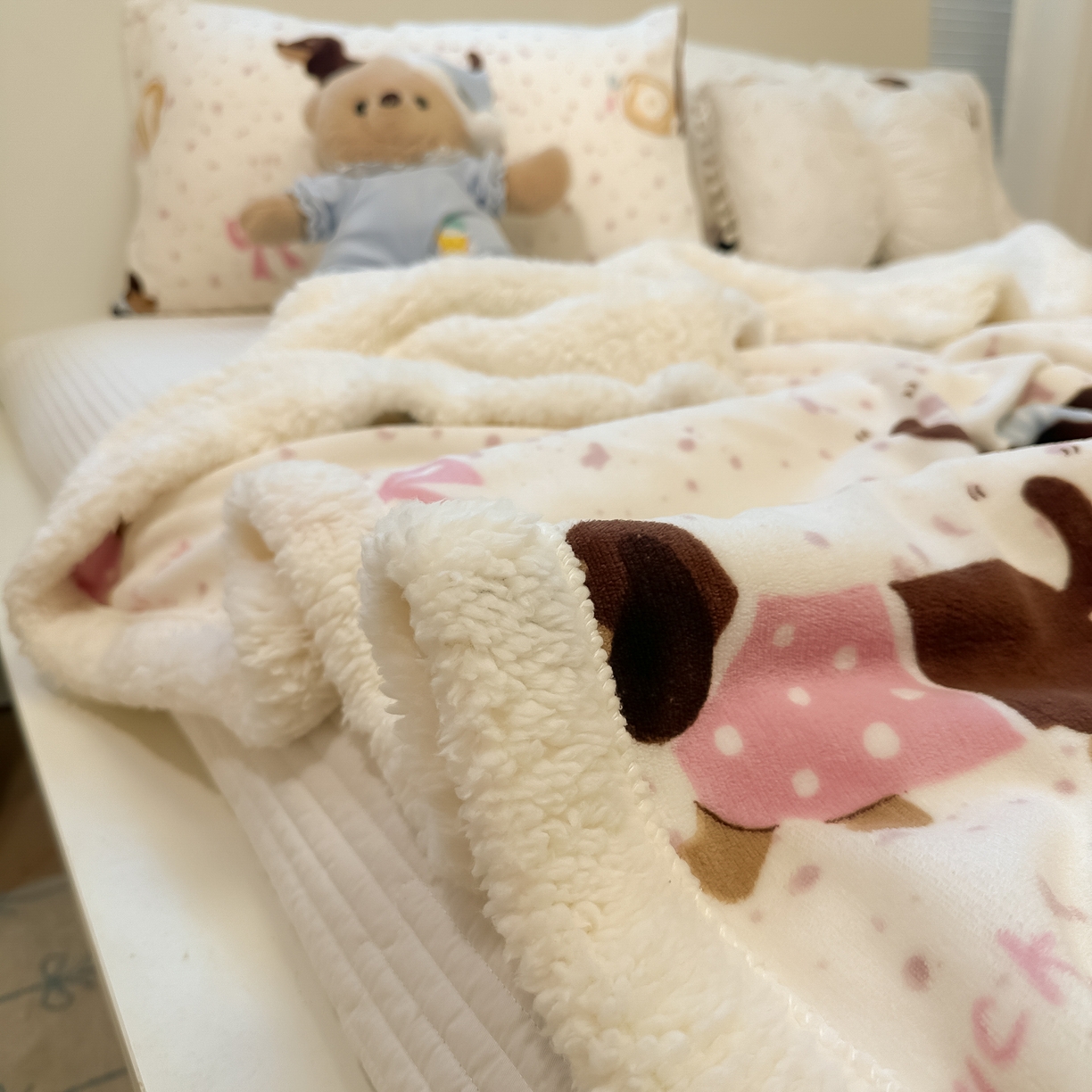 91家纺网 家纺一手货源 找家纺 盼季家纺 2025新款日韩奶油风羊羔绒+牛奶绒可爱卡通毛毯沙发毯盖毯 羊羔绒毛毯-丝带腊肠狗