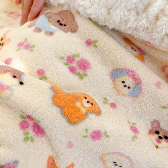 91家纺网 家纺一手货源 找家纺 贝扬思家纺 2025新款秋冬可爱系牛奶绒羊羔绒多功能毛毯奶盖系列 奶盖-小狗团子