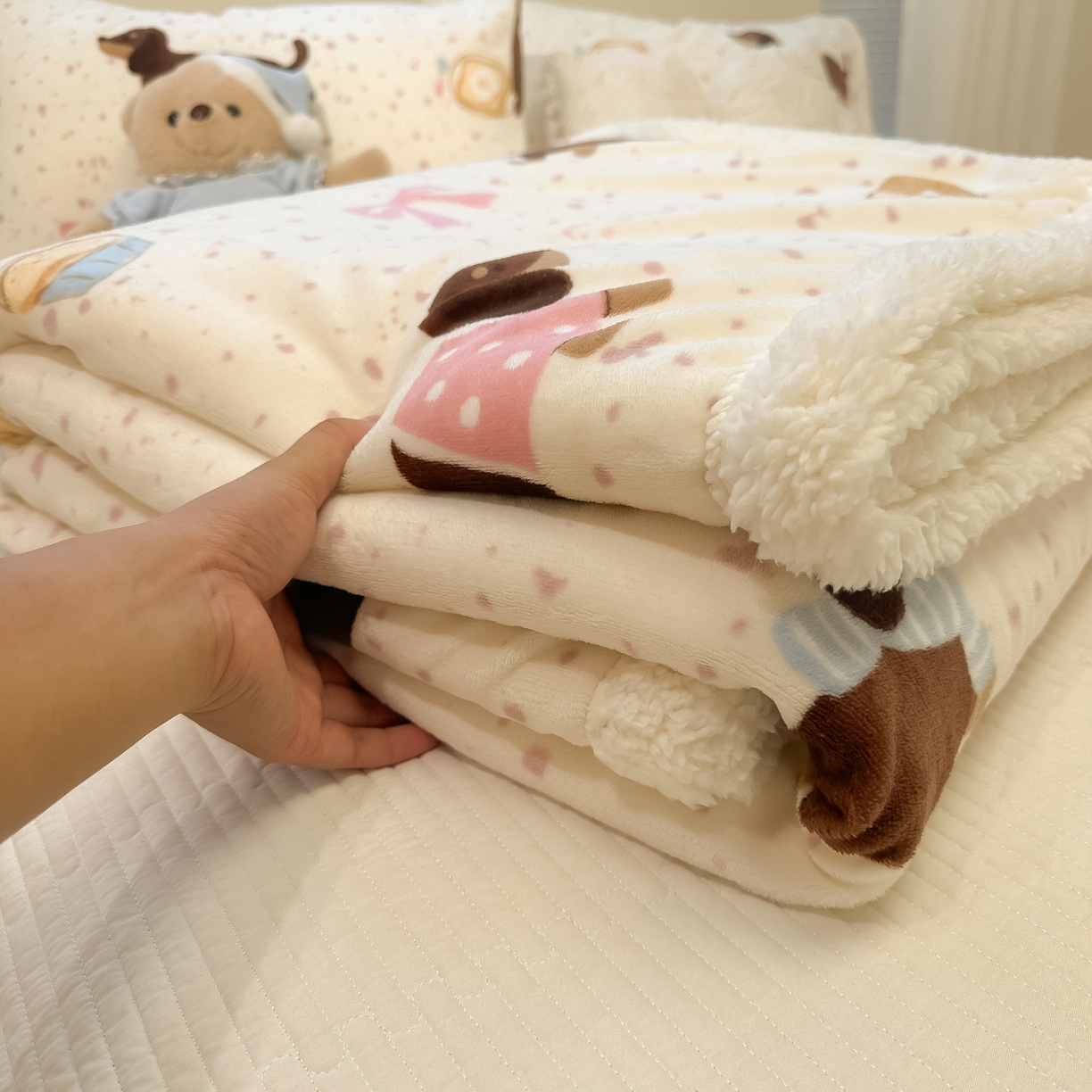 91家纺网 家纺一手货源 找家纺 盼季家纺 2025新款日韩奶油风羊羔绒+牛奶绒可爱卡通毛毯沙发毯盖毯 羊羔绒毛毯-丝带腊肠狗