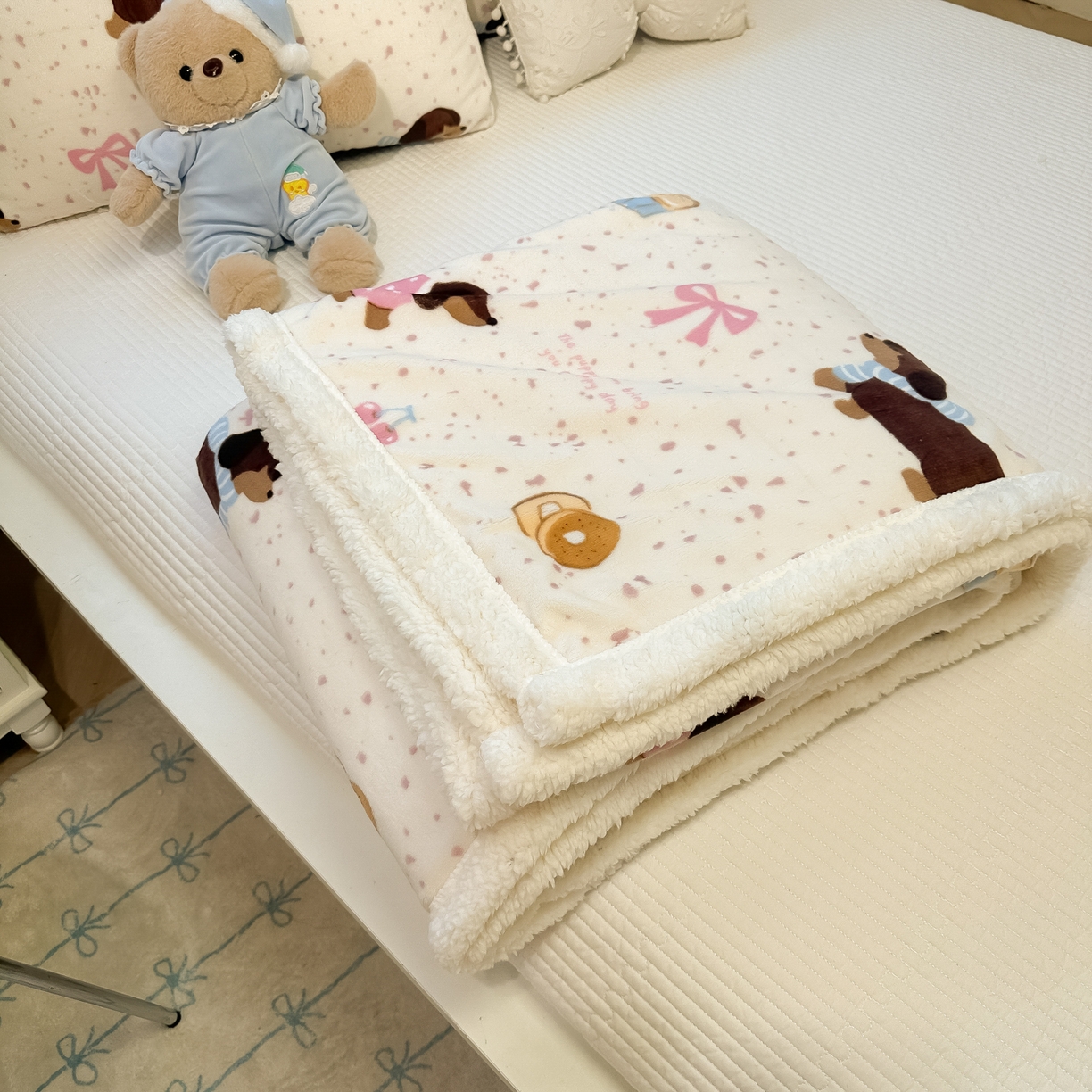 91家纺网 家纺一手货源 找家纺 盼季家纺 2025新款日韩奶油风羊羔绒+牛奶绒可爱卡通毛毯沙发毯盖毯 羊羔绒毛毯-丝带腊肠狗