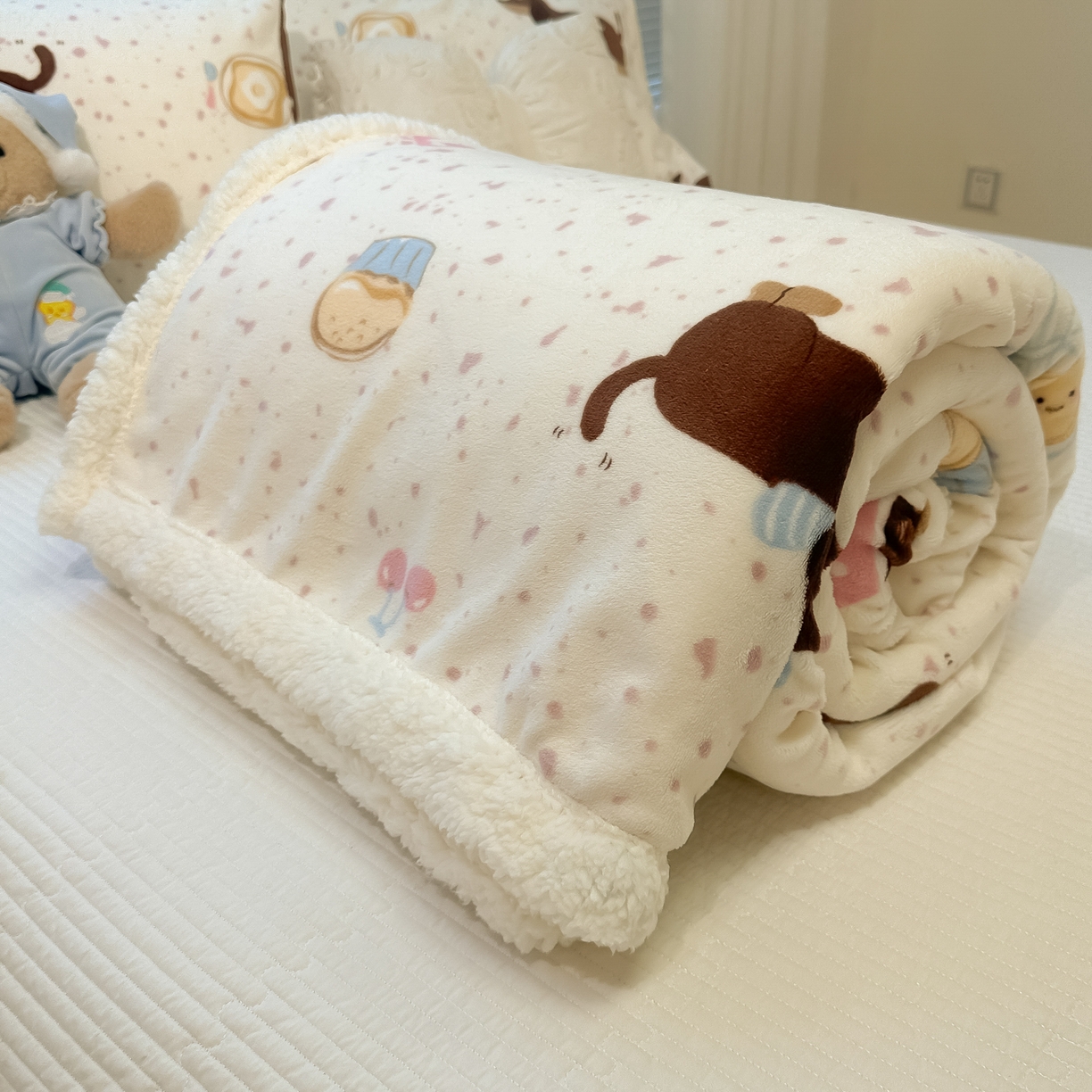 91家纺网 家纺一手货源 找家纺 盼季家纺 2025新款日韩奶油风羊羔绒+牛奶绒可爱卡通毛毯沙发毯盖毯 羊羔绒毛毯-丝带腊肠狗