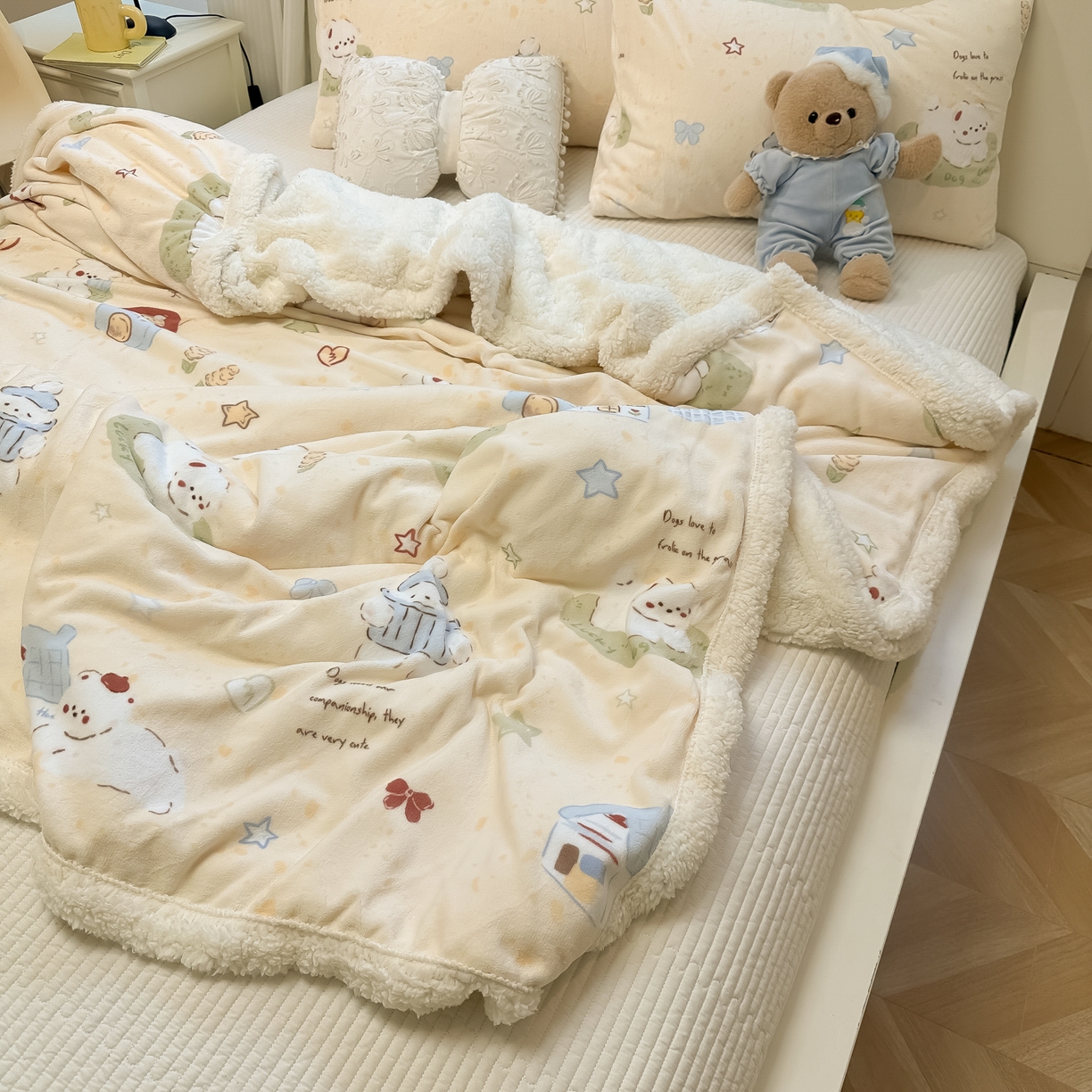 91家纺网 家纺一手货源 找家纺 盼季家纺 2025新款日韩奶油风羊羔绒+牛奶绒可爱卡通毛毯沙发毯盖毯 羊羔绒毛毯-丝带汪汪聚会
