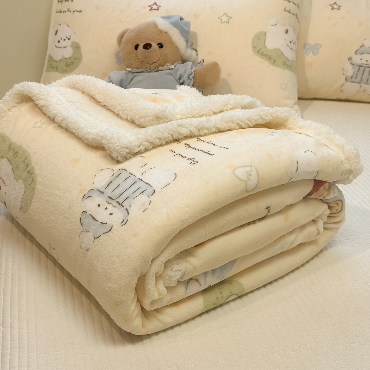 91家纺网 家纺一手货源 找家纺 盼季家纺 2025新款日韩奶油风羊羔绒+牛奶绒可爱卡通毛毯沙发毯盖毯 羊羔绒毛毯-丝带汪汪聚会