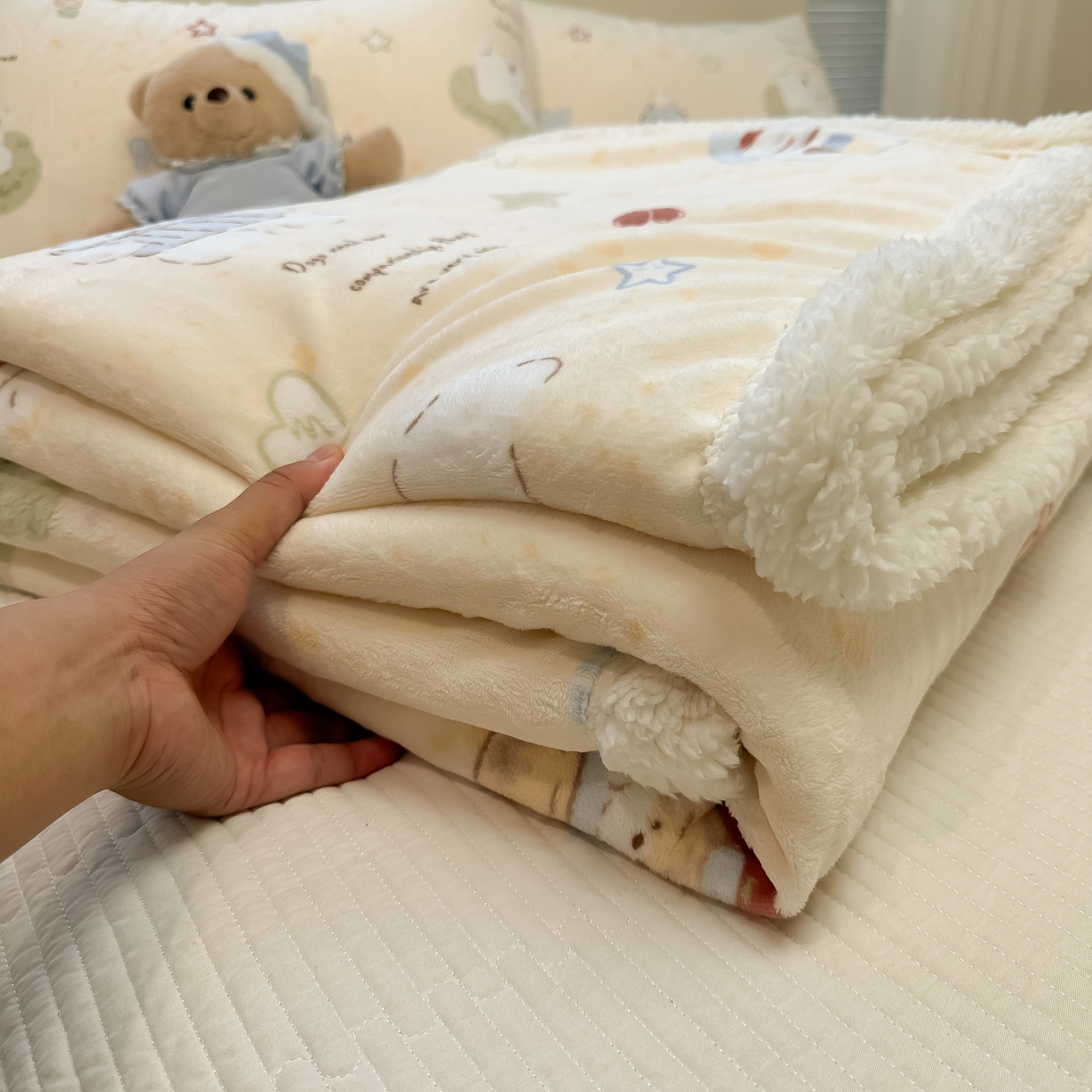 91家纺网 家纺一手货源 找家纺 盼季家纺 2025新款日韩奶油风羊羔绒+牛奶绒可爱卡通毛毯沙发毯盖毯 羊羔绒毛毯-丝带汪汪聚会