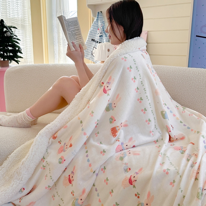 91家纺网 家纺一手货源 找家纺 贝扬思家纺 2025新款秋冬可爱系牛奶绒羊羔绒多功能毛毯奶盖系列 奶盖-小兔胡萝卜