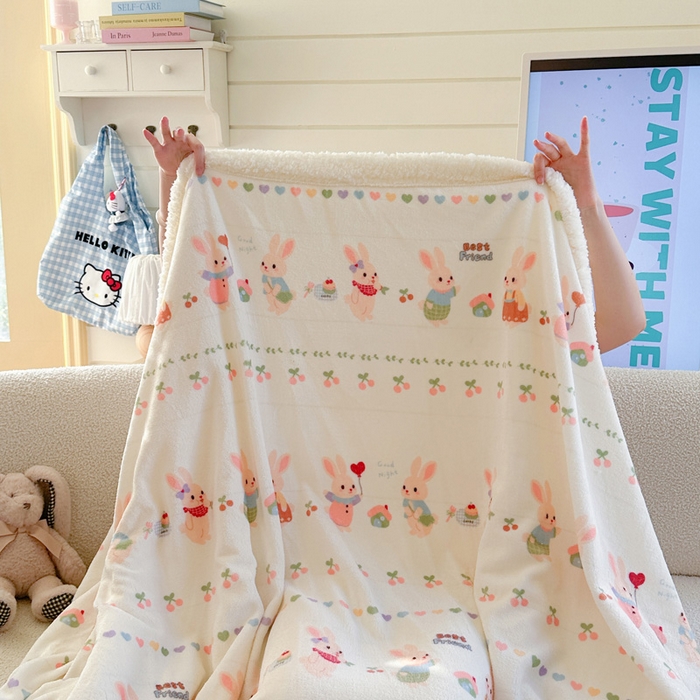 91家纺网 家纺一手货源 找家纺 贝扬思家纺 2025新款秋冬可爱系牛奶绒羊羔绒多功能毛毯奶盖系列 奶盖-小兔胡萝卜