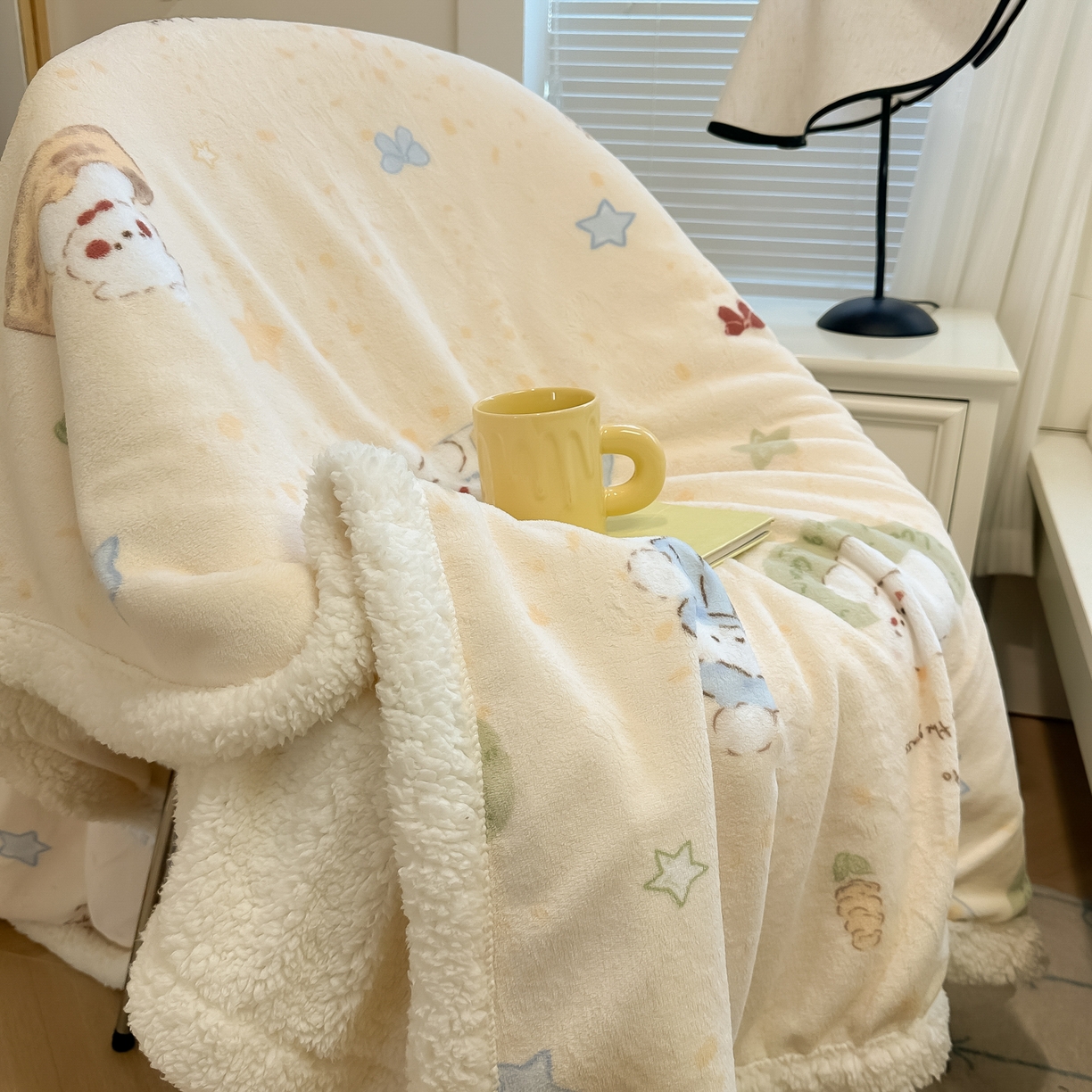 91家纺网 家纺一手货源 找家纺 盼季家纺 2025新款日韩奶油风羊羔绒+牛奶绒可爱卡通毛毯沙发毯盖毯 羊羔绒毛毯-丝带汪汪聚会