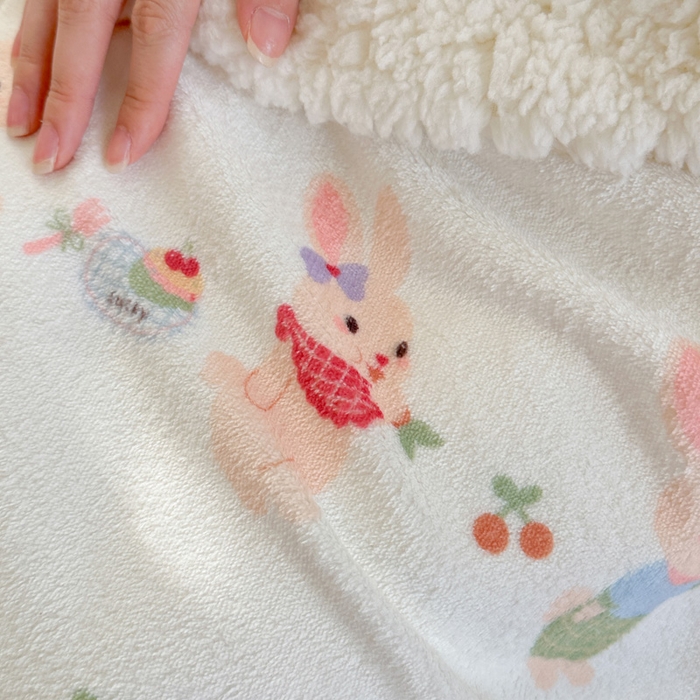 91家纺网 家纺一手货源 找家纺 贝扬思家纺 2025新款秋冬可爱系牛奶绒羊羔绒多功能毛毯奶盖系列 奶盖-小兔胡萝卜
