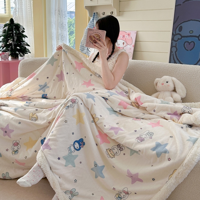 91家纺网 家纺一手货源 找家纺 贝扬思家纺 2025新款秋冬可爱系牛奶绒羊羔绒多功能毛毯奶盖系列 奶盖-星星米菲