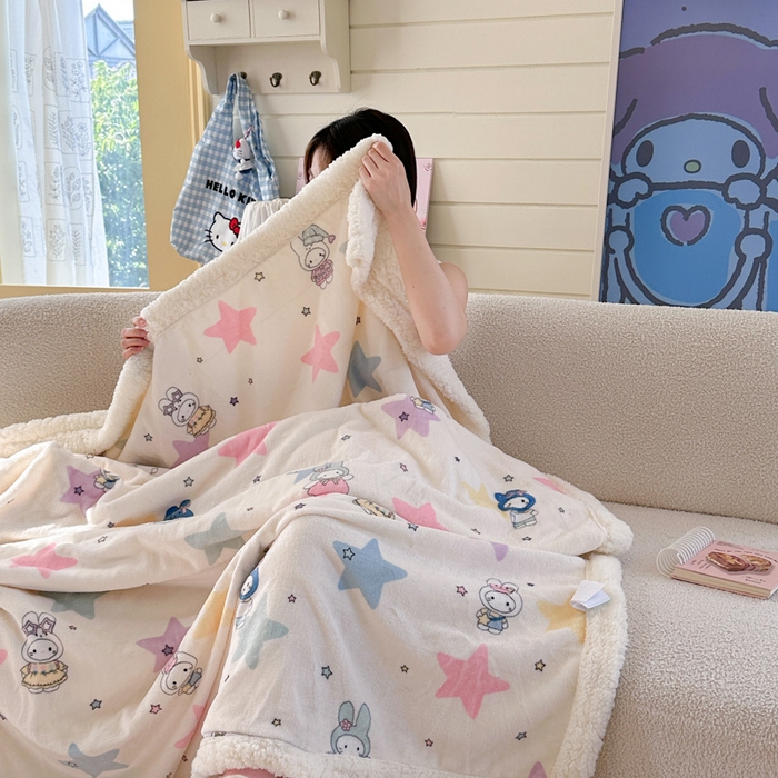 91家纺网 家纺一手货源 找家纺 贝扬思家纺 2025新款秋冬可爱系牛奶绒羊羔绒多功能毛毯奶盖系列 奶盖-星星米菲