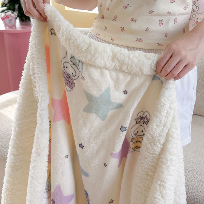 91家纺网 家纺一手货源 找家纺 贝扬思家纺 2025新款秋冬可爱系牛奶绒羊羔绒多功能毛毯奶盖系列 奶盖-星星米菲