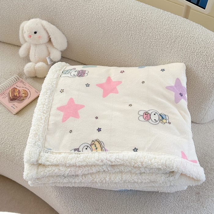 91家纺网 家纺一手货源 找家纺 贝扬思家纺 2025新款秋冬可爱系牛奶绒羊羔绒多功能毛毯奶盖系列 奶盖-星星米菲