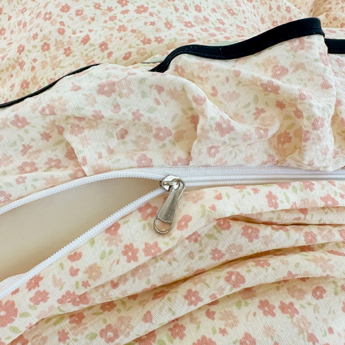 91家纺网 家纺一手货源 找家纺 梦可莱家居 2025秋冬新款法式小黑边木棉云感皱皱纱四件套床盖款 小黑边-小女孩