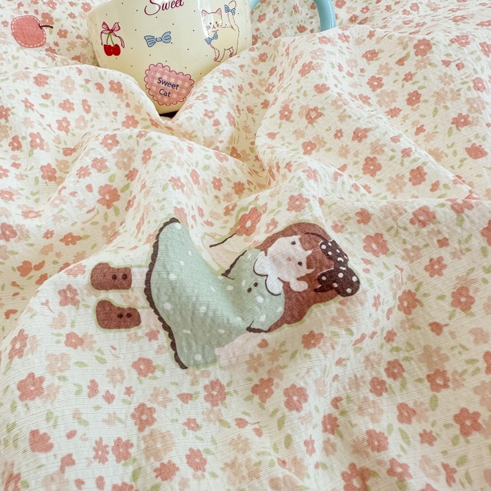 91家纺网 家纺一手货源 找家纺 梦可莱家居 2025秋冬新款法式小黑边木棉云感皱皱纱四件套床盖款 小黑边-小女孩