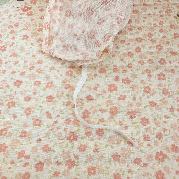 91家纺网 家纺一手货源 找家纺 梦可莱家居 2025秋冬新款法式小黑边木棉云感皱皱纱四件套床盖款 小黑边-小女孩