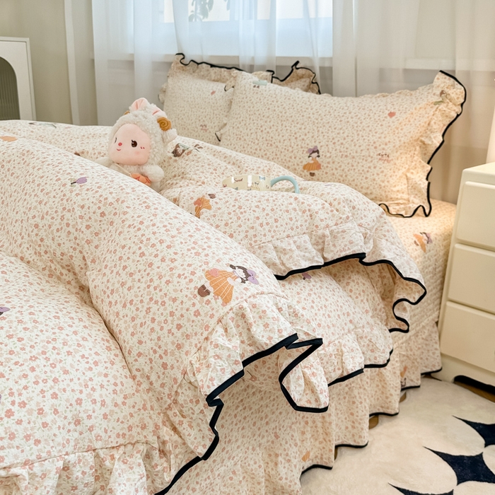 91家纺网 家纺一手货源 找家纺 梦可莱家居 2025秋冬新款法式小黑边木棉云感皱皱纱四件套床盖款 小黑边-小女孩