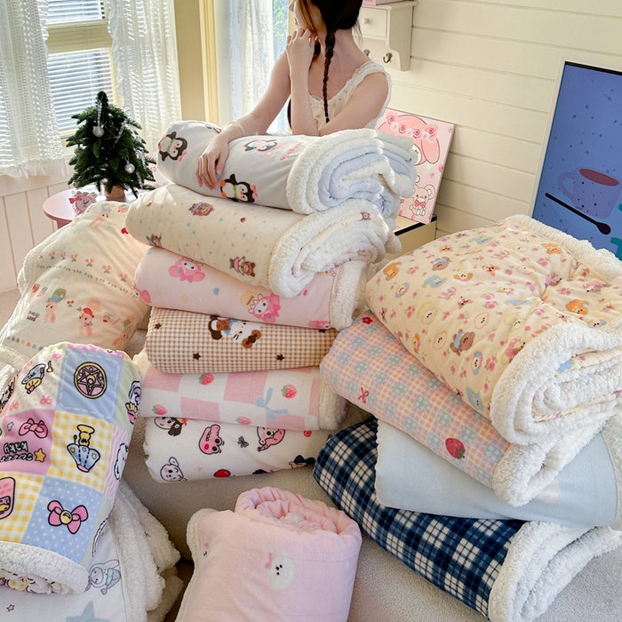 91家纺网 家纺一手货源 找家纺 贝扬思家纺 2025新款秋冬可爱系牛奶绒羊羔绒多功能毛毯奶盖系列 组合