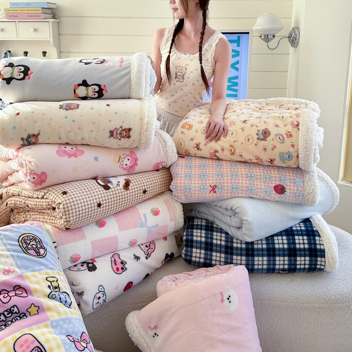 91家纺网 家纺一手货源 找家纺 贝扬思家纺 2025新款秋冬可爱系牛奶绒羊羔绒多功能毛毯奶盖系列 组合