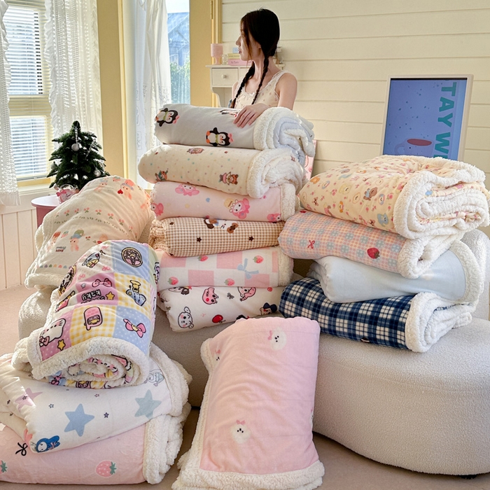 91家纺网 家纺一手货源 找家纺 贝扬思家纺 2025新款秋冬可爱系牛奶绒羊羔绒多功能毛毯奶盖系列 组合