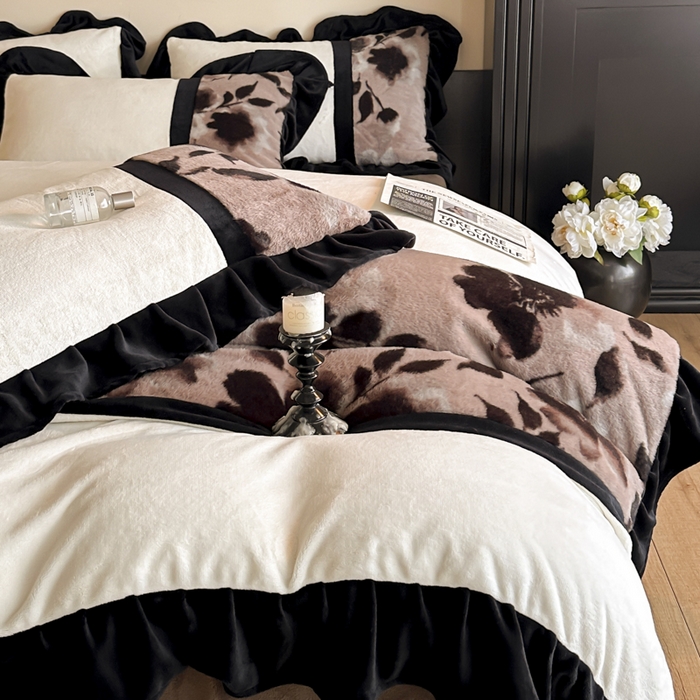 91家纺网 家纺一手货源 找家纺 子曰 2025新款A类法式轻奢赫本风兔绒牛奶绒四件套美拉德系 法式-爱魅