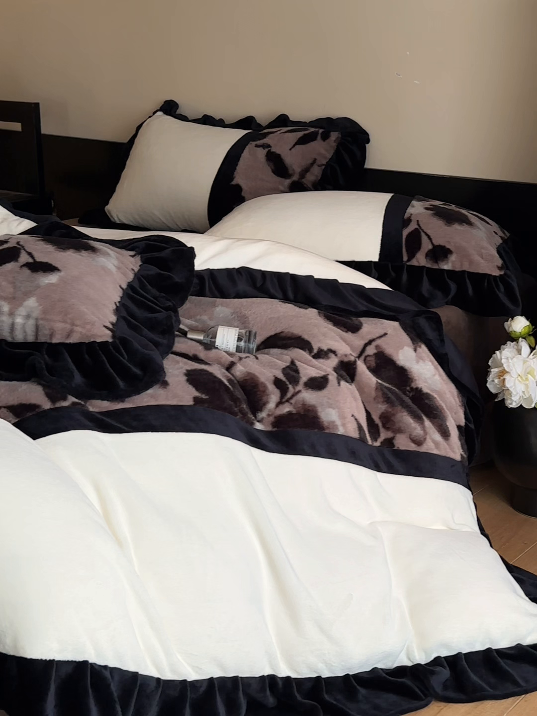 91家纺网 家纺一手货源 找家纺 子曰 2025新款A类法式轻奢赫本风兔绒牛奶绒四件套美拉德系 法式-爱魅