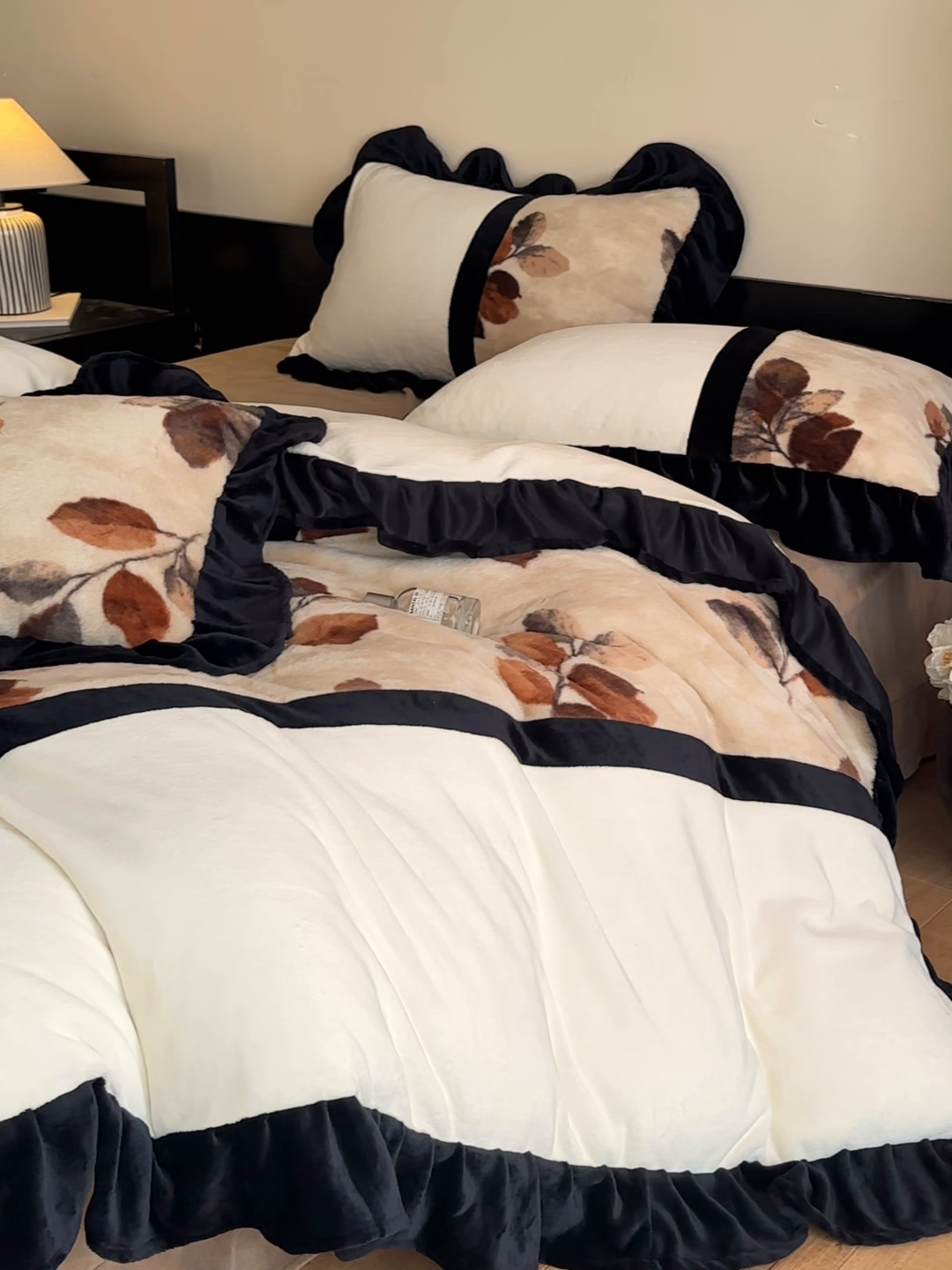 91家纺网 家纺一手货源 找家纺 （总）子曰 2025新款A类法式轻奢赫本风兔绒牛奶绒四件套美拉德系