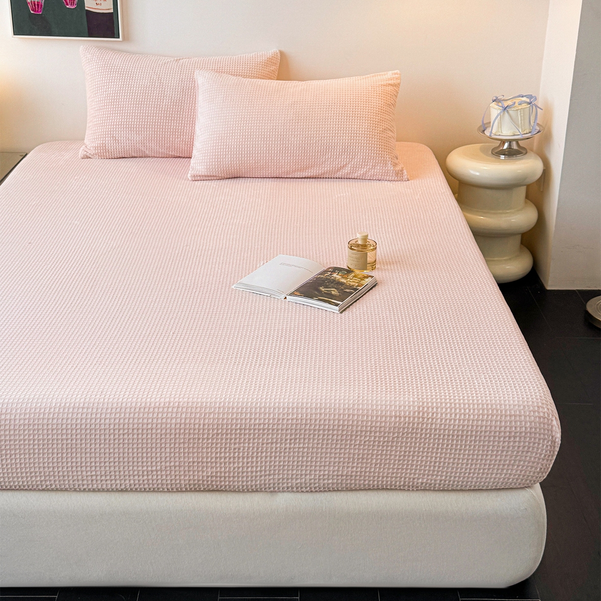 91家纺网 家纺一手货源 找家纺 如一 2025新款全消光230克烂花牛奶绒马卡龙系列床笠枕套三件套 马卡龙-粉白