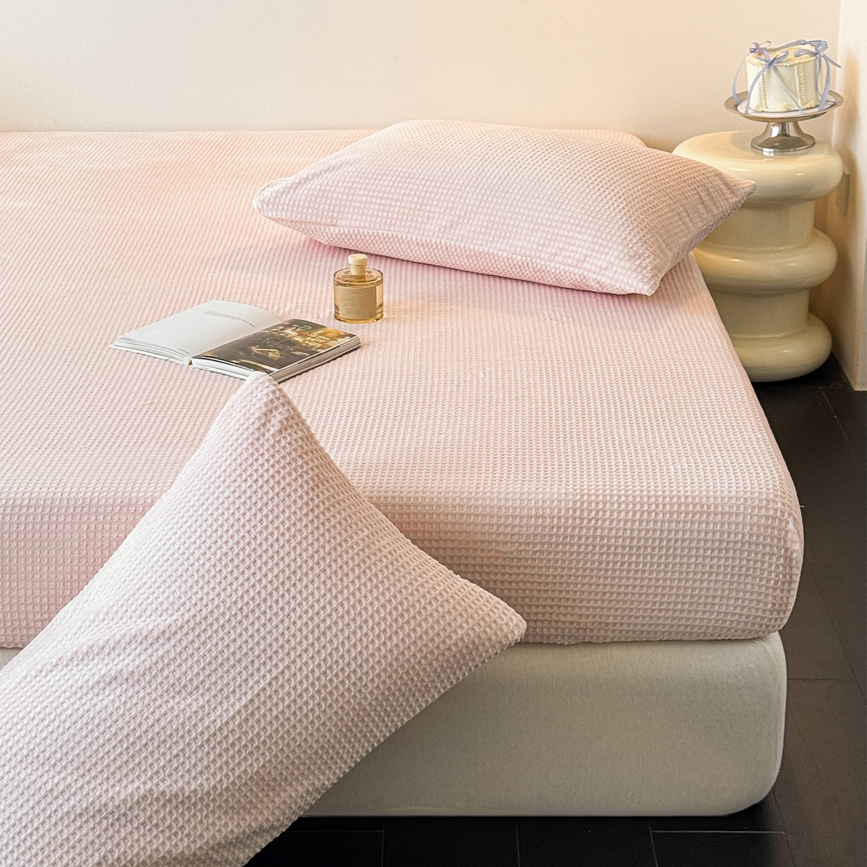 91家纺网 家纺一手货源 找家纺 如一 2025新款全消光230克烂花牛奶绒马卡龙系列床笠枕套三件套 马卡龙-粉白