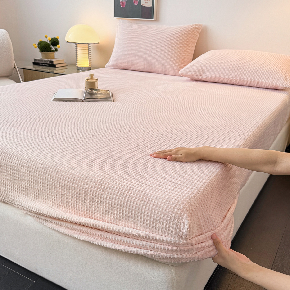 91家纺网 家纺一手货源 找家纺 如一 2025新款全消光230克烂花牛奶绒马卡龙系列床笠枕套三件套 马卡龙-粉白