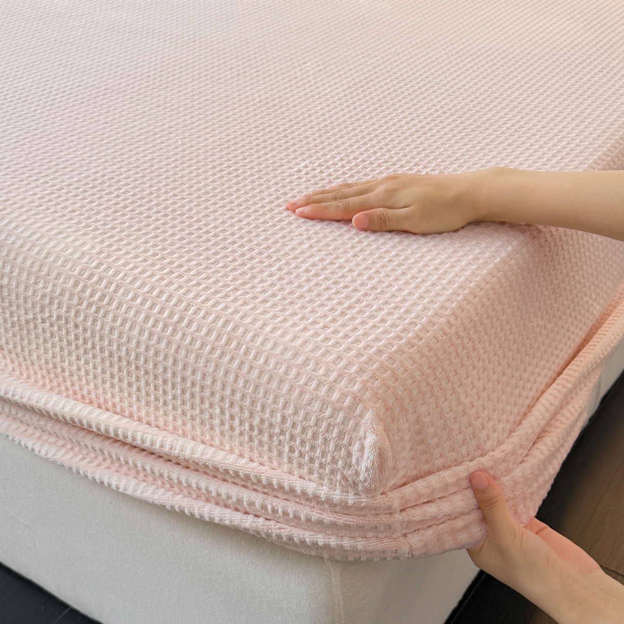 91家纺网 家纺一手货源 找家纺 如一 2025新款全消光230克烂花牛奶绒马卡龙系列床笠枕套三件套 马卡龙-粉白